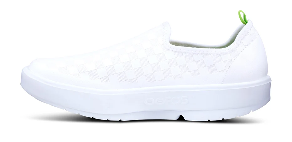 OOFOS Women's OOmg EeZee Low Shoe WHTCHECK White/Checker