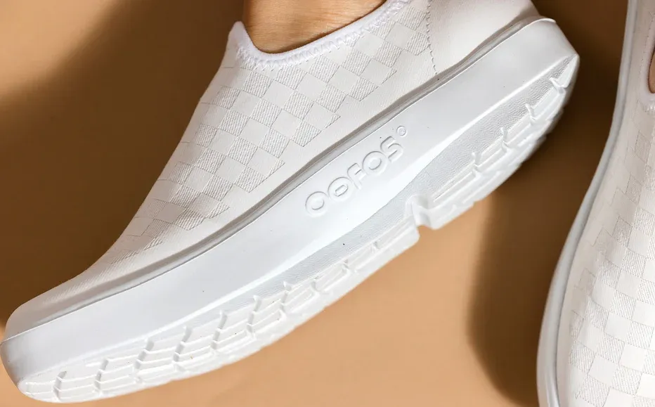 OOFOS Women's OOmg EeZee Low Shoe WHTCHECK White/Checker